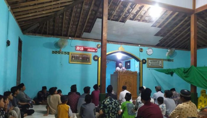 Polsek Karanganyar Sosialisasi Kamtibmas Usai Salat Tarawih