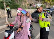 Satlantas Polres Mabar Bagikan Takjil dan Edukasi Tertib Lantas