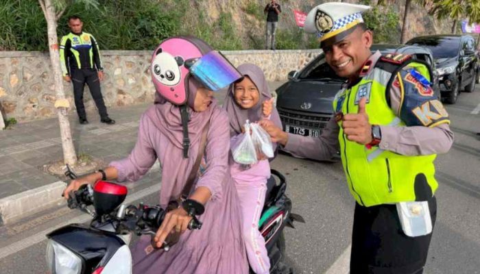 Satlantas Polres Mabar Bagikan Takjil dan Edukasi Tertib Lantas