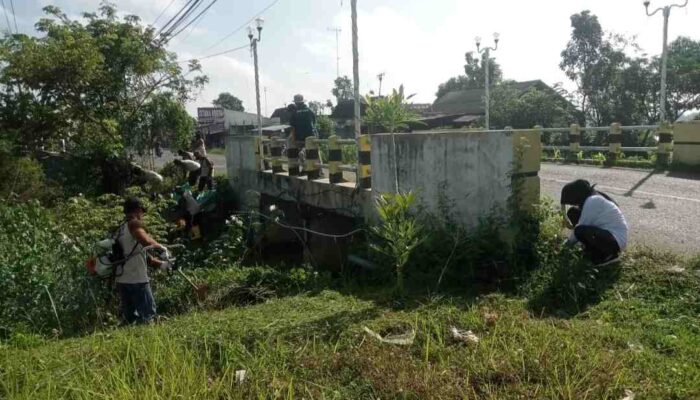 Dinas PUPR dan LKLH Blora Bersih-bersih Kali Bunder Kamolan