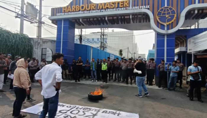 Aliansi BEM Surabaya Tuntut KSOP Tanggungjawab Lolosnya Batu Hitam Ilegal di Surabaya