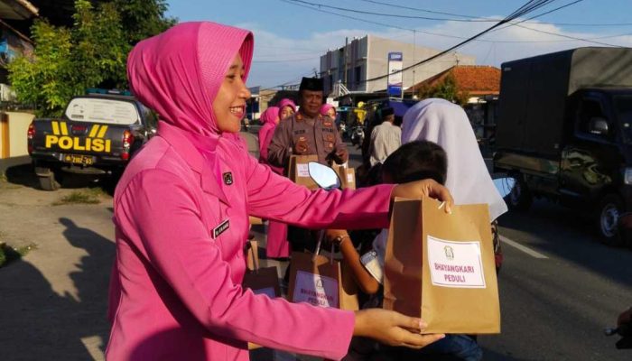 Ramadan 1445 H, Polsek Omben Bagi-bagi Takjil