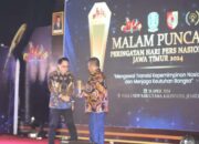 Pj Gubernur Jatim Raih PWI Jatim Award 2024, Dinilai Sukses Jaga Stabilitas Transisi di Jatim