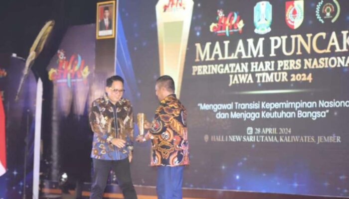 Pj Gubernur Jatim Raih PWI Jatim Award 2024, Dinilai Sukses Jaga Stabilitas Transisi di Jatim