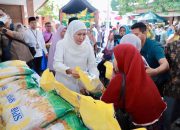 Khofifah dan Baznas Santuni 500 Yatim dan Dhuafa di Kota Mojokerto