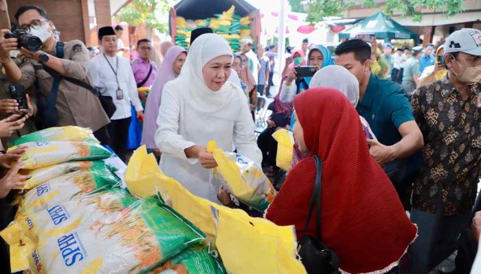 Khofifah dan Baznas Santuni 500 Yatim dan Dhuafa di Kota Mojokerto