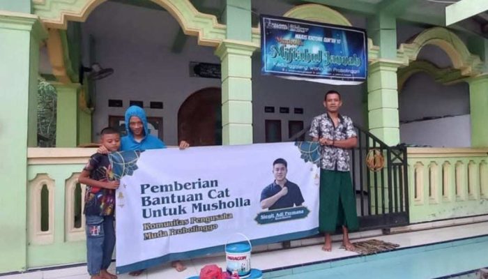 Ikut Semarakkan Idul Fitri, Pengusaha Tionghoa di Probolinggo Sumbang Cat untuk Musala
