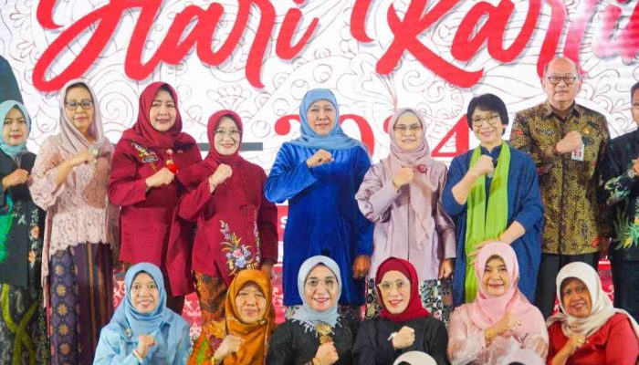 Raih Penghargaan Perempuan Inspiratif dari Menteri PPPA, Khofifah: ‘Be Yourself and Do The Best’