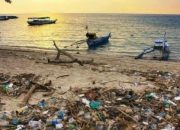 Duh, Pantai Pede Tempat Berburu Sunset Terbaik Dipenuhi Sampah