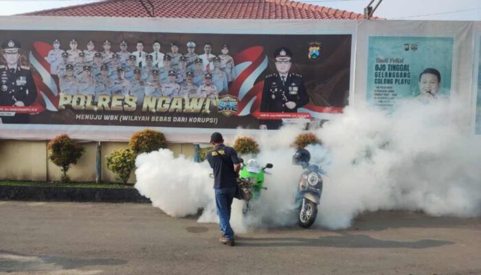 Sidokkes Polres Ngawi Lakukan Fooging Cegah DBD
