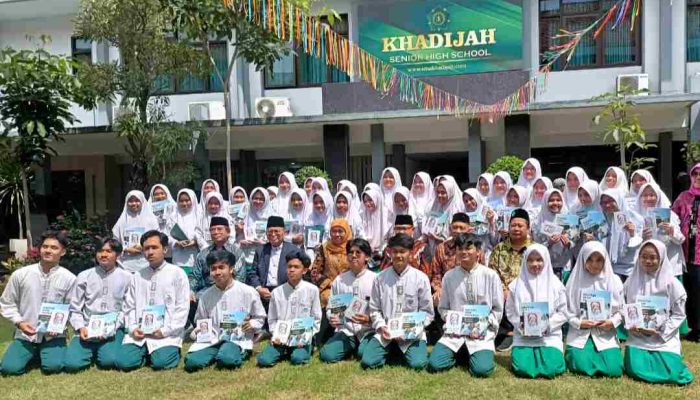 Khofifah Ajak Siswa Khodijah Perbanyak Referensi Keilmuan Tokoh