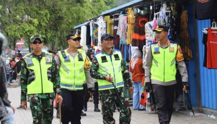 Patroli Dialogis, TNI Polri Jalin Komunikasi Humanis dengan Wisatawan