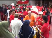 Aksi Toleransi, Warga Tionghoa Jombang Ini Bagi-bagi Ratusan Paket Sembako