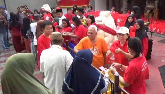 Aksi Toleransi, Warga Tionghoa Jombang Ini Bagi-bagi Ratusan Paket Sembako