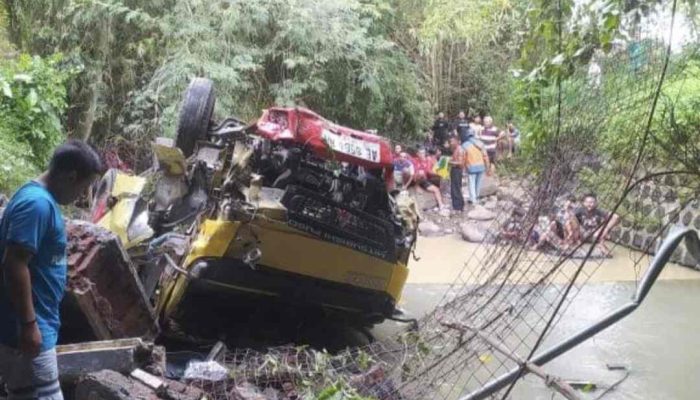 Nyalip di Tikungan Truk Tercebur ke Sungai