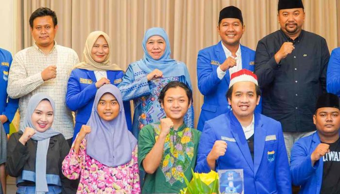 Di Ultah PMII ke-64, Khofifah Ajak Lintas Organisasi Potong Tumpeng di Kediamannya