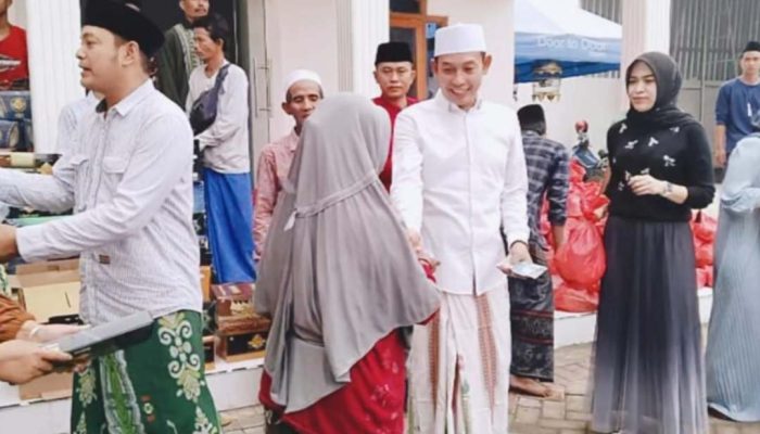 Abdullah Hidayat Bagikan Ribuan Zakat, Warga Doakan Jadi Bupati Sampang 2024