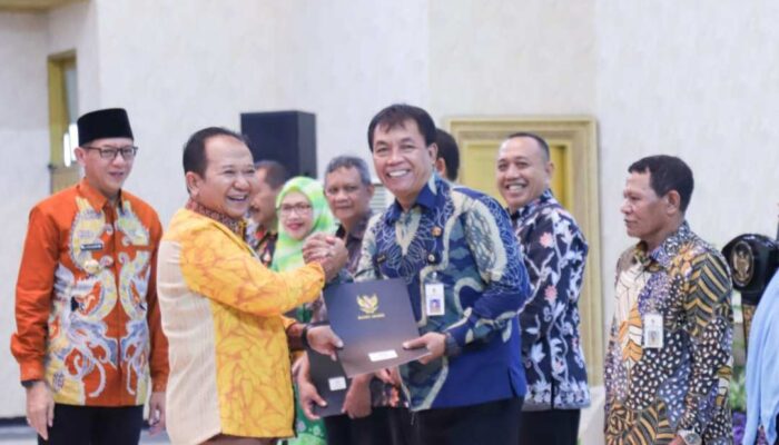 Bupati Jember Bagikan SK ke 226 ASN Purnatugas