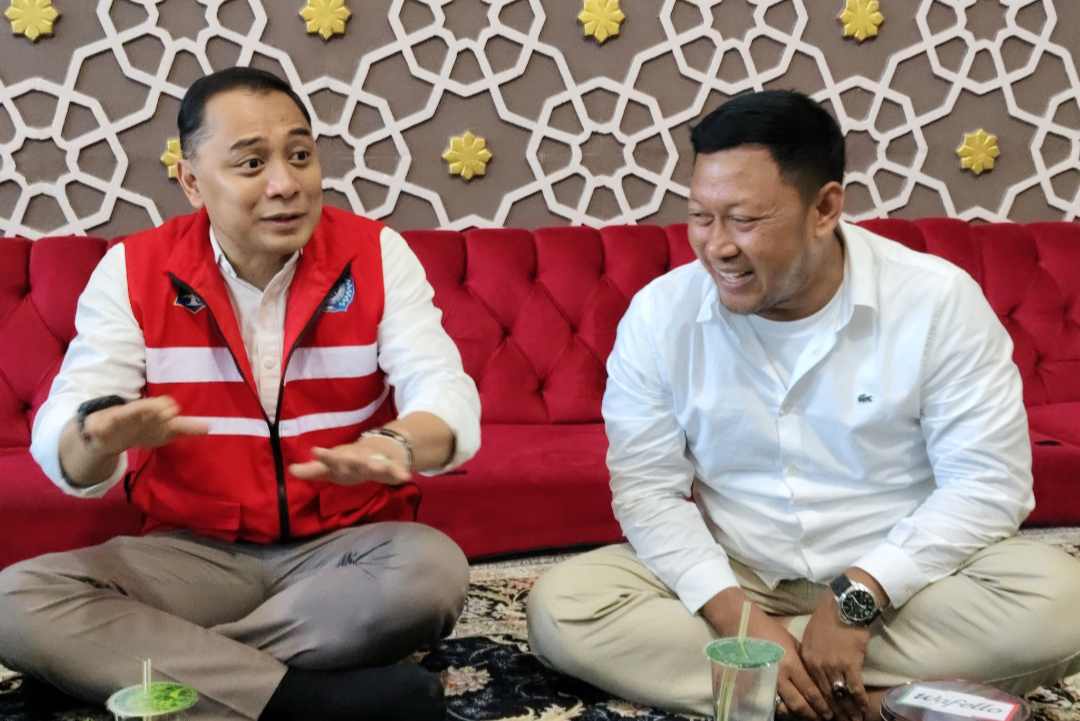 Wali Kota Surabaya, Eri Cahyadi (kiri) dan H. Abdul Rohim saat di gedung Majelis Ar-Rohimin