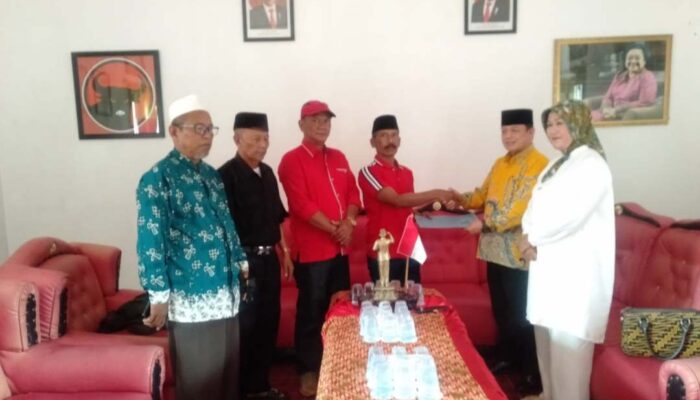 Tikno Wakil Rakyat Ini Kembalikan Formulir Pendaftaran Bacabup ke PDI Perjuangan