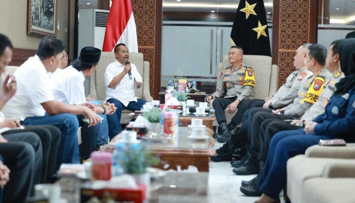 Kapolda Jatim Terima PWI Jatim Award, Sukses Jaga Kondisivitas Pemilu 2024
