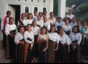 Umat KBG Ratu Rosari Stasi Marombok Perarakan Patung Bunda Maria