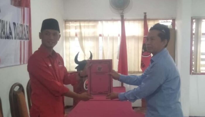 Budayawan Topeng Mas Hakim Kembalikan Formulir ke DPC PDI Perjuangan Jombang