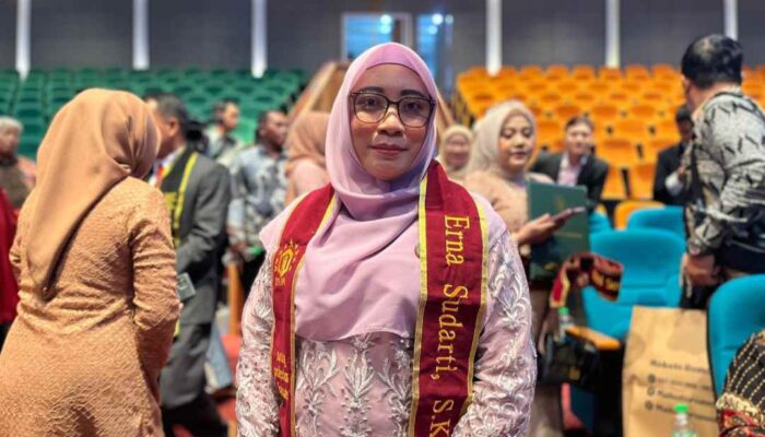 Dedikasi dan Komitmen Tinggi, Erna Raih Gelar Profesi Ners