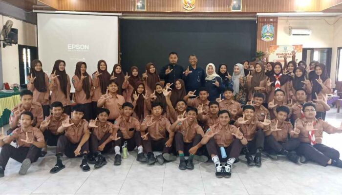 Geliat Literasi di Bojonegoro: Disperpusip Jatim Bagikan Ratusan Buku dan Bimlit