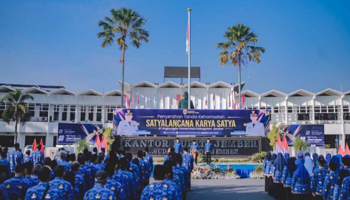 Bupati Beri Tanda Kehormatan Satyalancana Karya Satya ke 1.040 ASN Jember