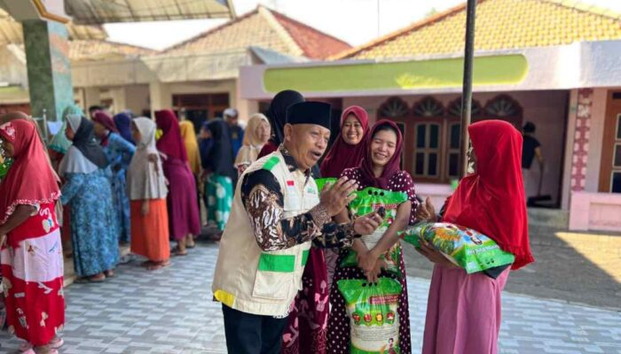 Baznas Sidoarjo Bagikan 110 Paket Beras di Dusun Terpencil