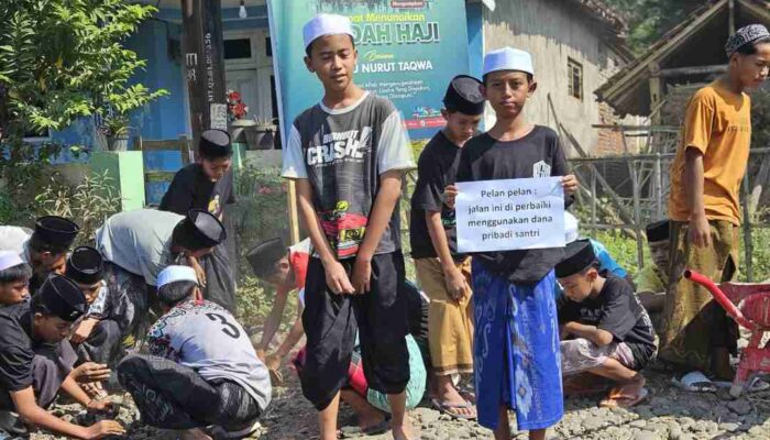 Puluhan Santri di Bondowoso Patungan Perbaiki Jalan Rusak