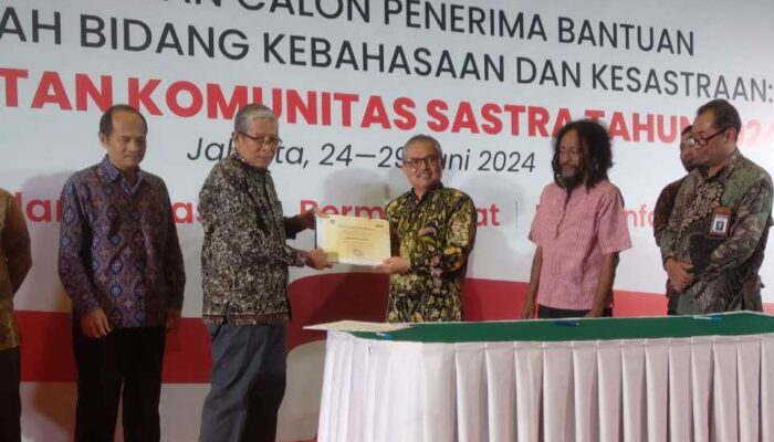 Doktor Suharmono Kasiyun Dedikasi Luar Biasa Majukan Sastra Indonesia