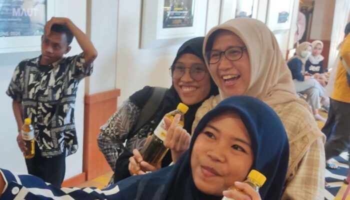 Elektabilitas Meroket, Bunda Indah Bagi-bagi Migor ke Penonton Bioskop
