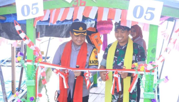 Gotong-royong di Lomba Hias Perahu di Waduk Sangiran