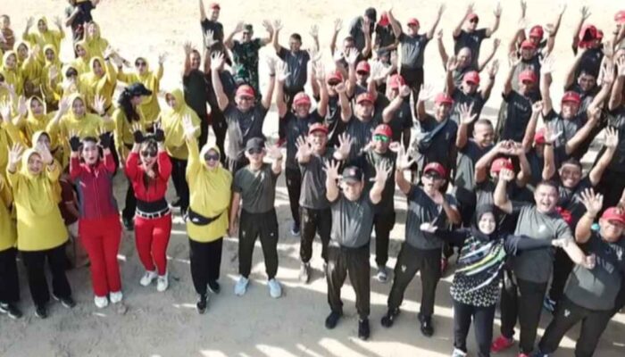 Kodim 0720 Rembang dan Persit KCK XLI Dim 0720 Serbu Pantai Karang Jahe