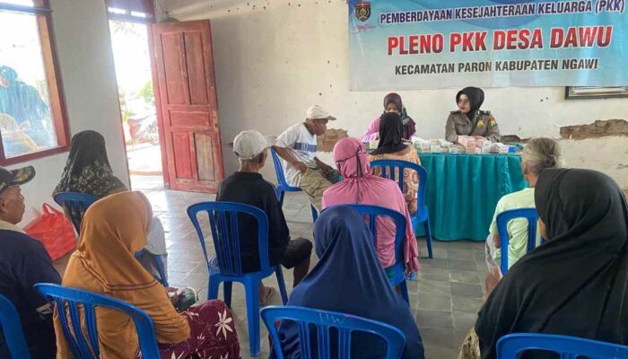 Peduli Lansia, Polwan Ngawi Dampingi Pemeriksaan Kesehatan di Kantor Desa Dawu
