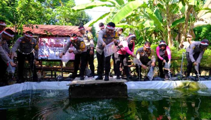 Kapolres Ngawi Tebar 780 Benih Ikan Nila Jelang HUT Bhayangkara ke-78