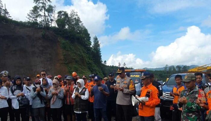 Pj Bupati Lumajang Kirim Belasungkawa Rumah Duka Korban, Tanah Longsor