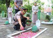 HUT Bhayangkara ke-78, Wakapolres Ngawi Pimpin Ziarah TMP