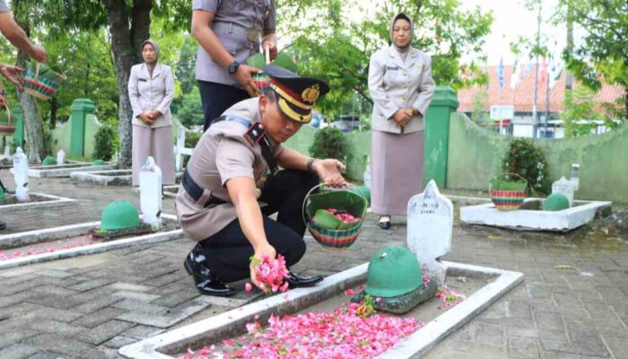 HUT Bhayangkara ke-78, Wakapolres Ngawi Pimpin Ziarah TMP