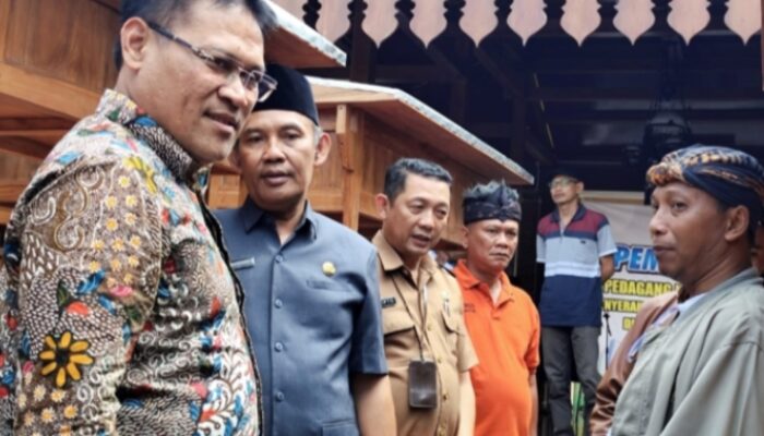 Ketua DPRD Magetan Serahkan Puluhan Bantuan Gerobak ke PKL