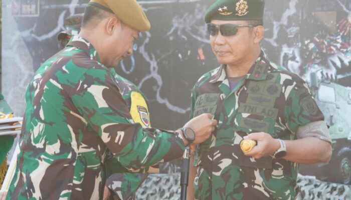Pangkostrad dan Pangdivif 2 Kostrad Terima Brivet Kehormatan Astros Yonarmed 1 Ajusta Yudha