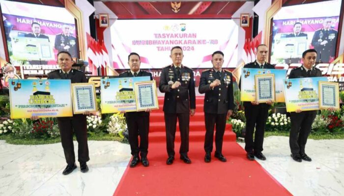 AKP Danang Rahayu Terima Penghargaan dari Kapolda Jatim