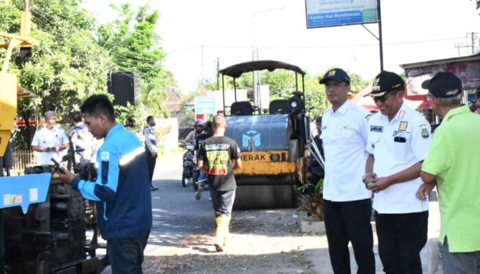 Kebut Infrastruktur, Pj Bupati Bondowoso Tinjau Trial Pembangunan Jalan