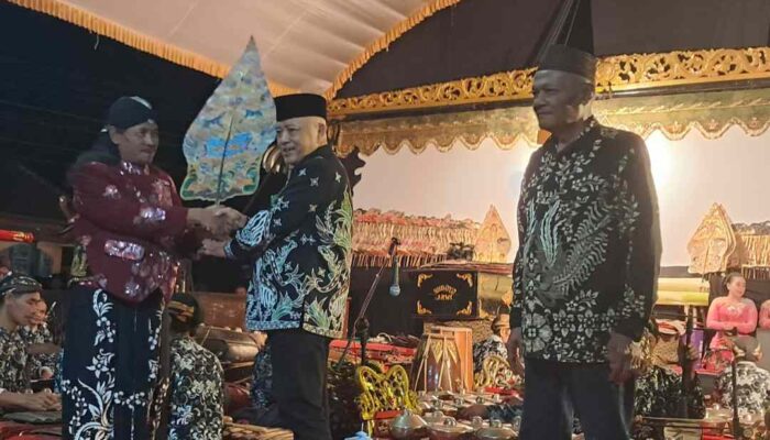 Gelar Bersih Desa Urek-urek Gondanglegi dengan Pemberian Santunan ke Anak Yatim