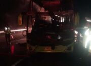 Bawa Puluhan Penumpang, Bus PO Terbakar Hebat di Tol Jombang