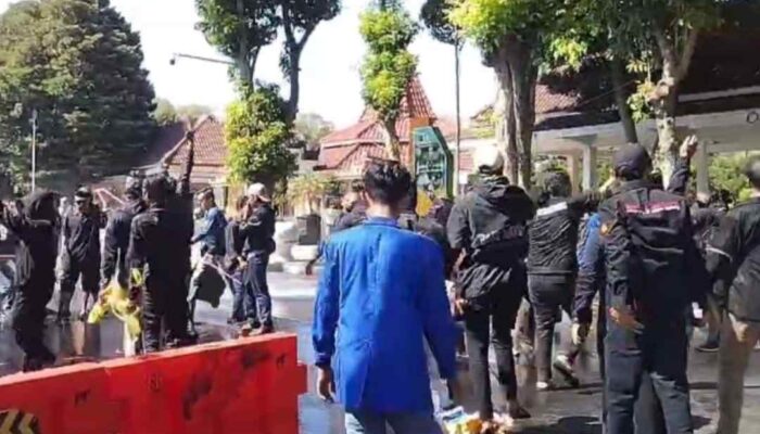 Demo PMII Lumajang Berakhir Ricuh, Tuntut Pj dan Sekda Lumajang Mundur