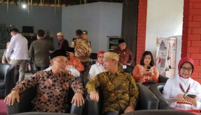 2 Mantan Bupati dan Mantan Wabup Lumajang Hadiri Piodalan di Pura Mandaragiri Semeru Agung