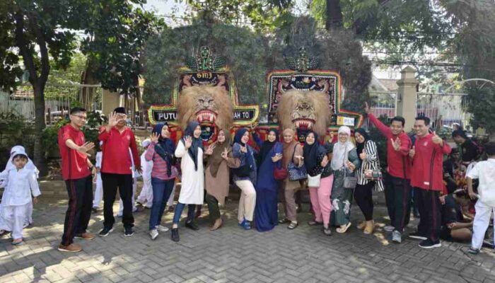 Reog Ponorogo Tutup MPLS SD Khadijah Pandegiling